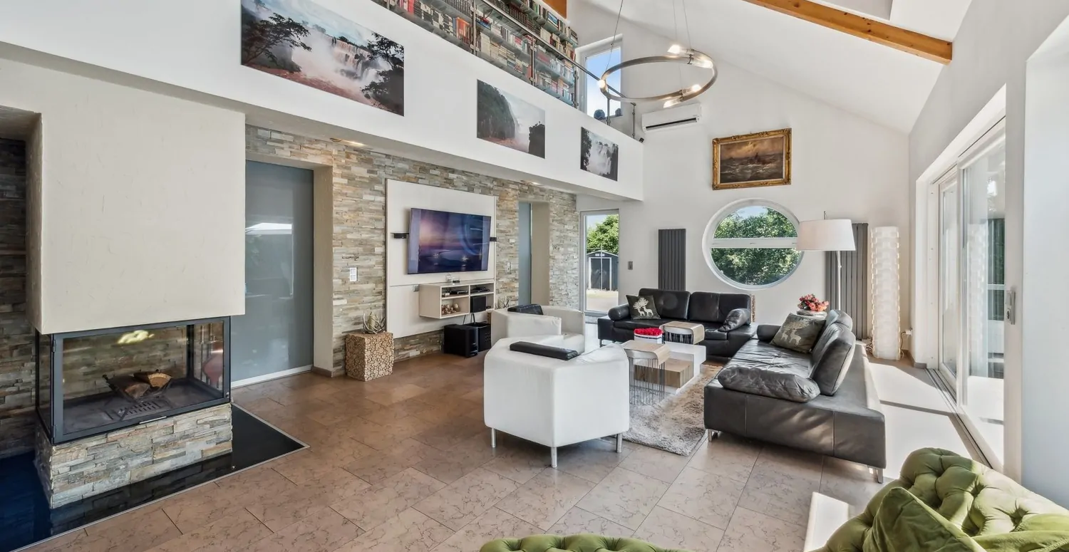 Wohnzimmer mit Kamin und offener Galerie