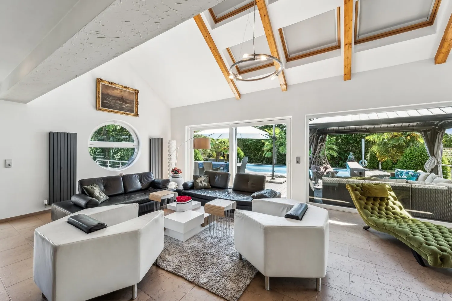 Wohnzimmer mit Terrassenzugang zum Pool
