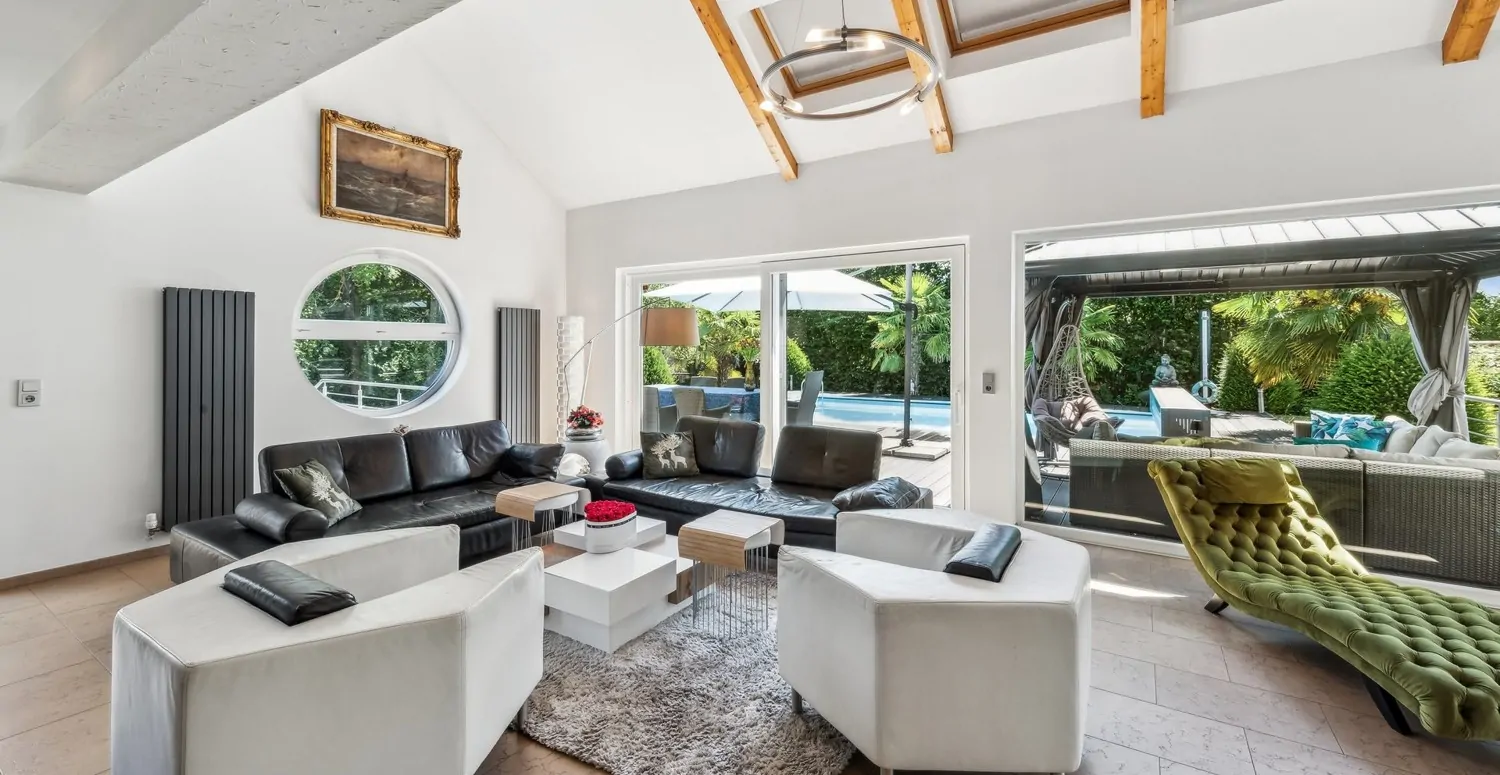 Wohnzimmer mit Terrassenzugang zum Pool