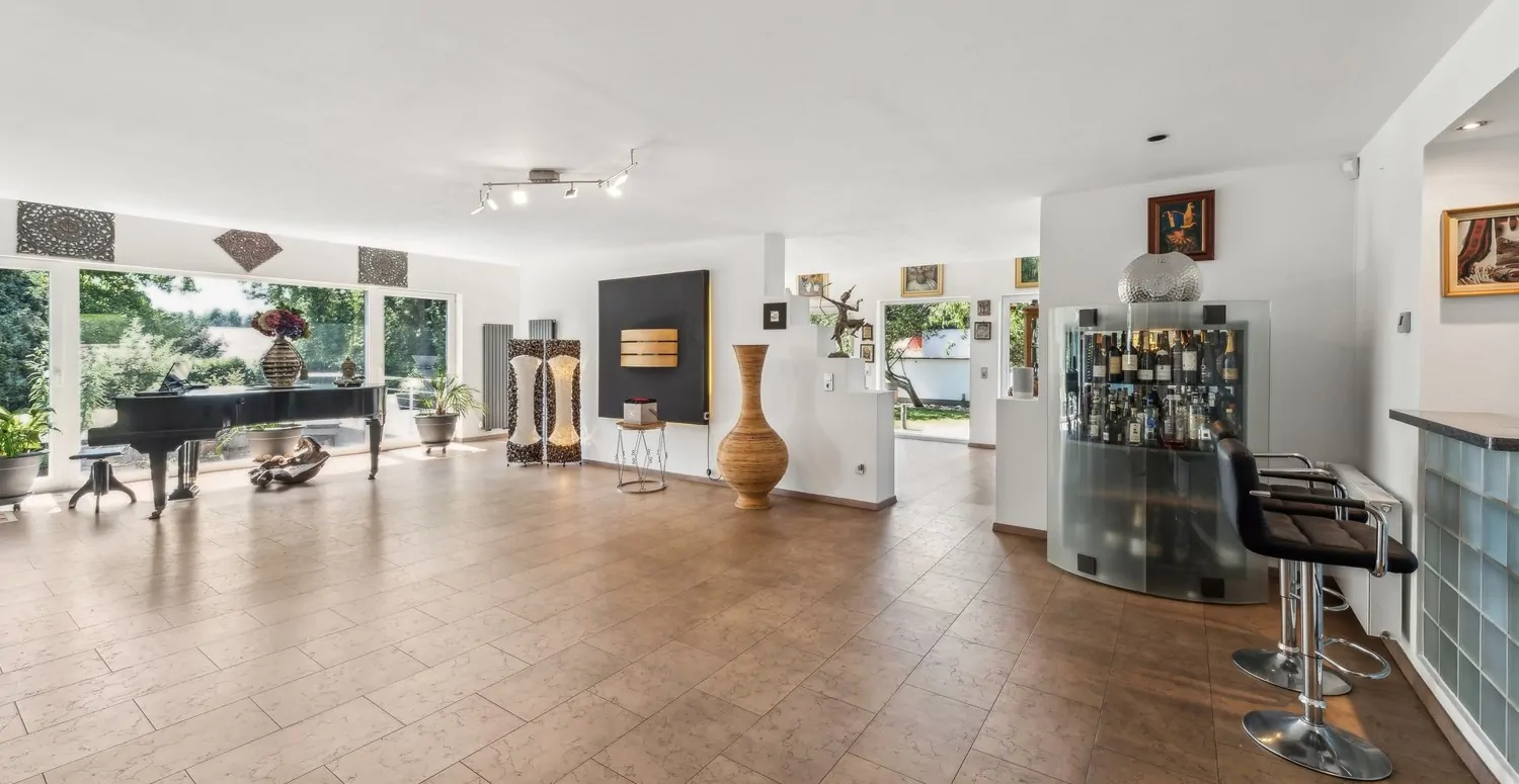 Eleganter Wohn-/Ess-/Küchenbereich in offenem Grundriss