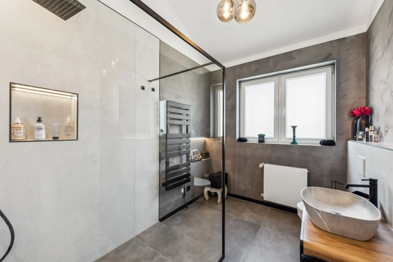 Zweites modernisiertes Badezimmer im Obergeschoss