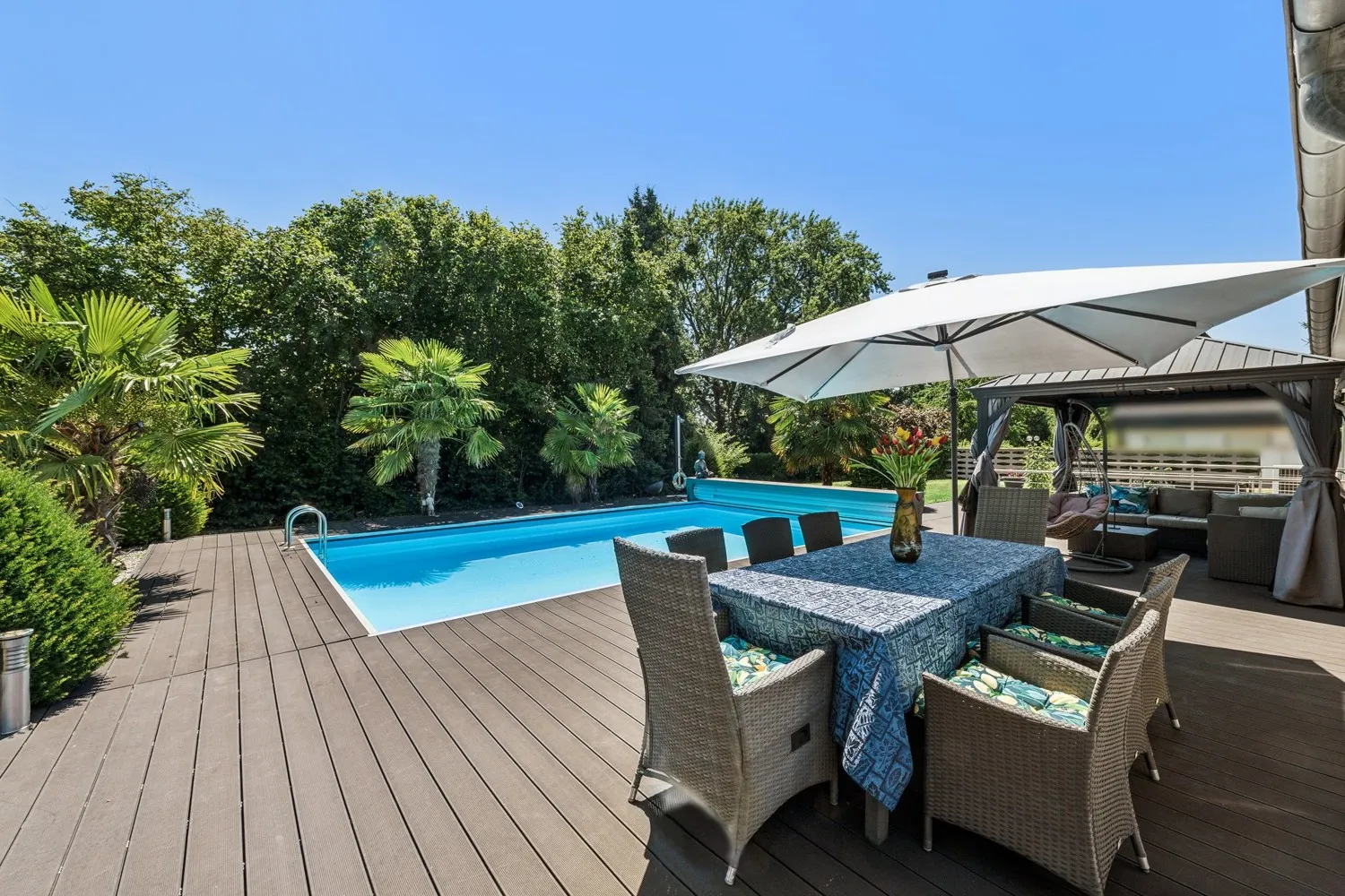 Terrasse mit beheiztem Pool