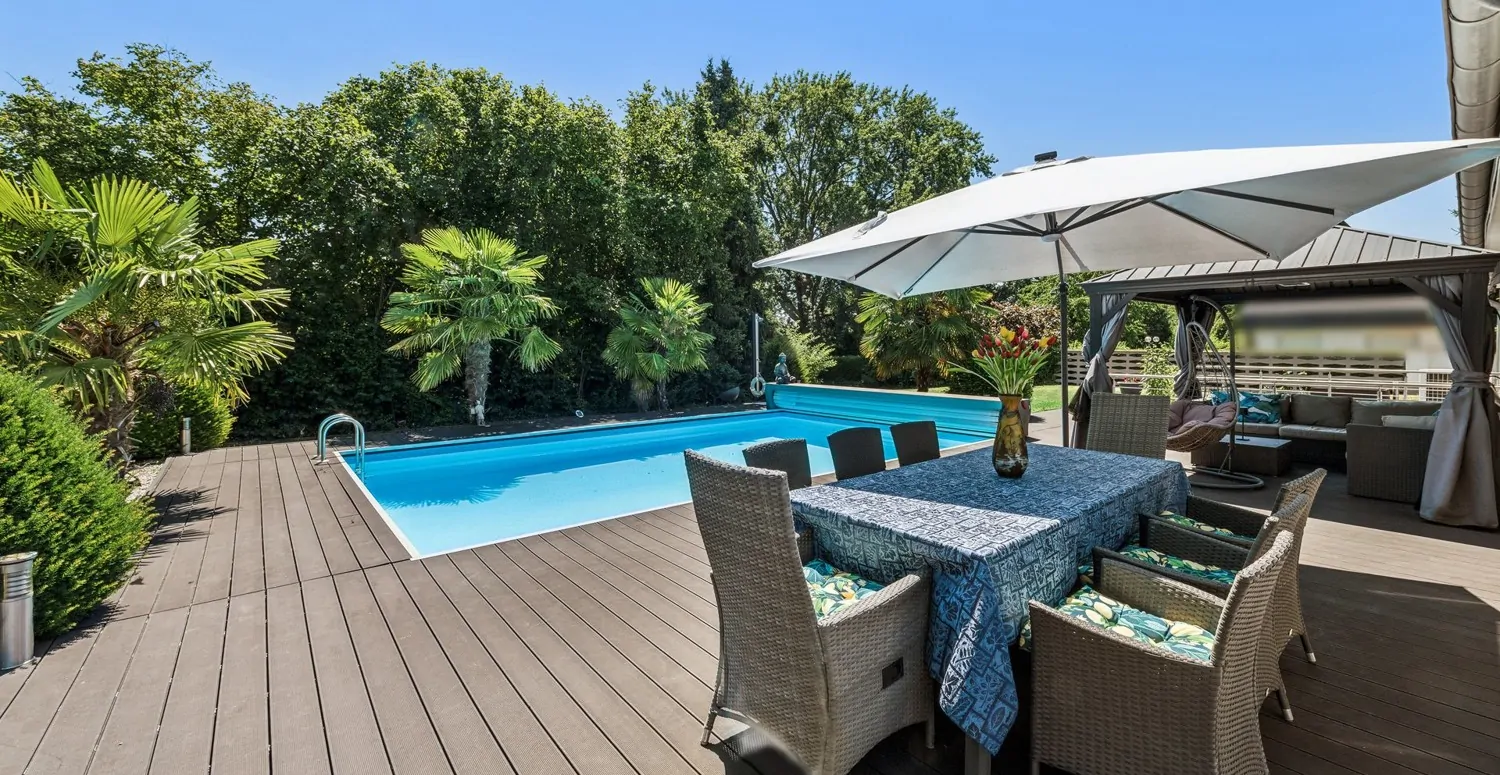 Terrasse mit beheiztem Pool