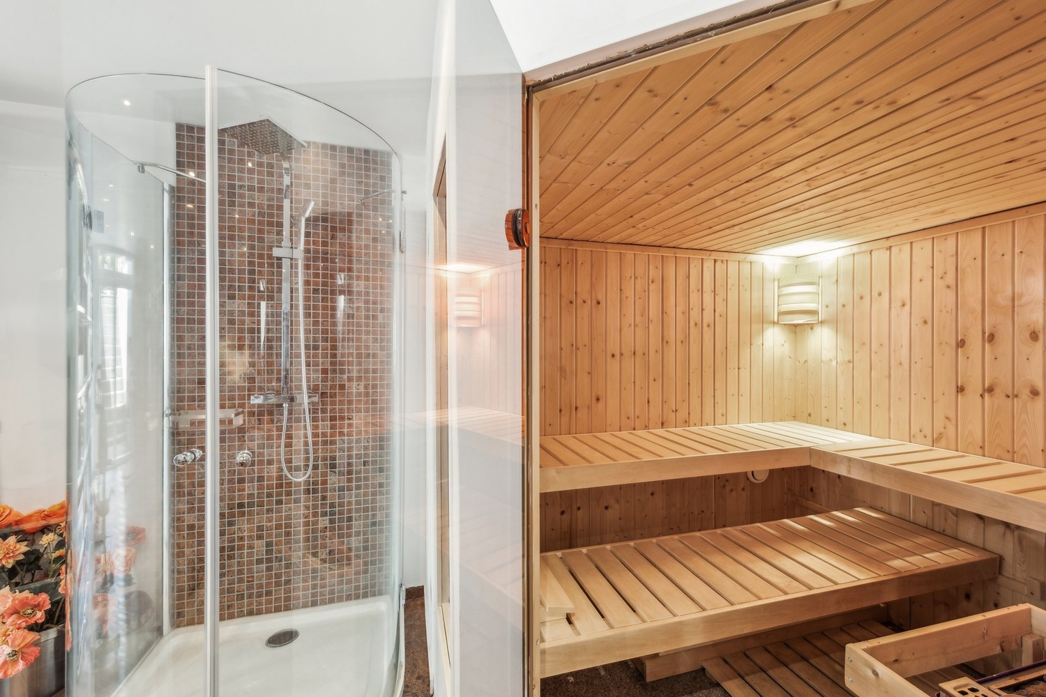Fitness-/Sauna Untergeschoss mit Zugang zum Garten