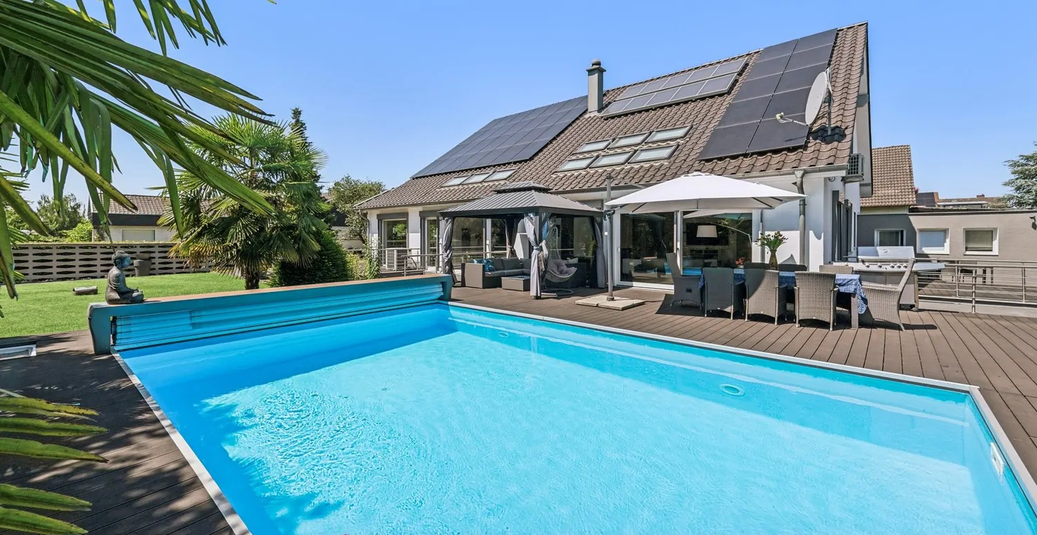 Beheizbarer Außenpool mit elektrisch schließbarem Verdeck