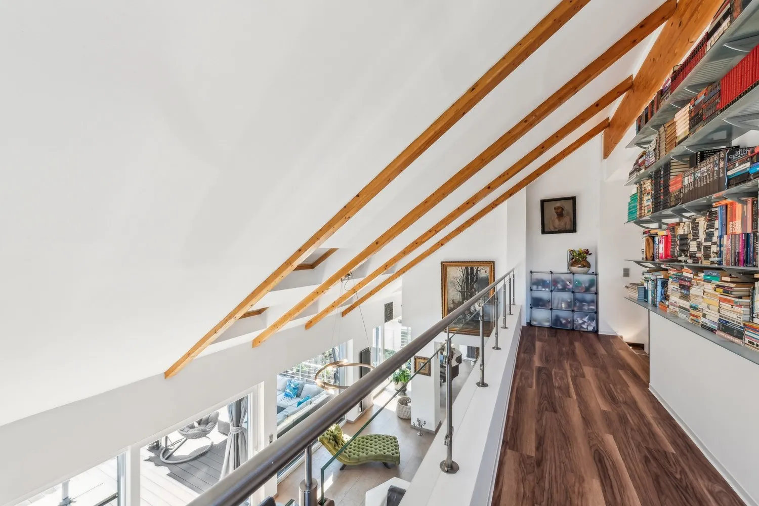 Blick von Galerie in Wohnbereich