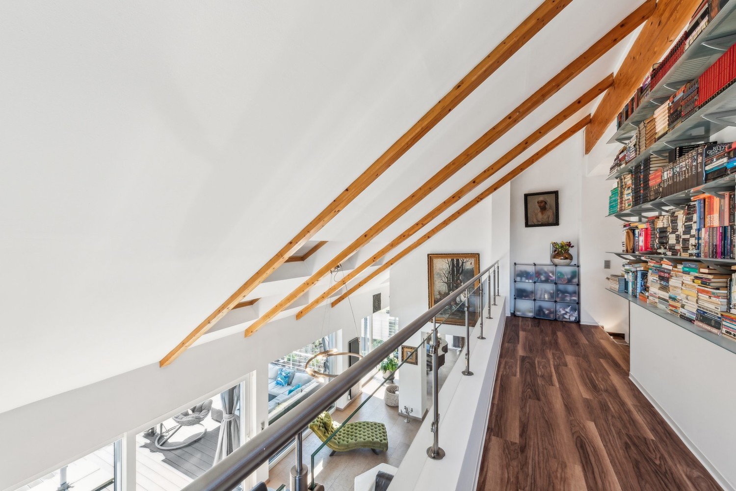 Blick von Galerie in Wohnbereich