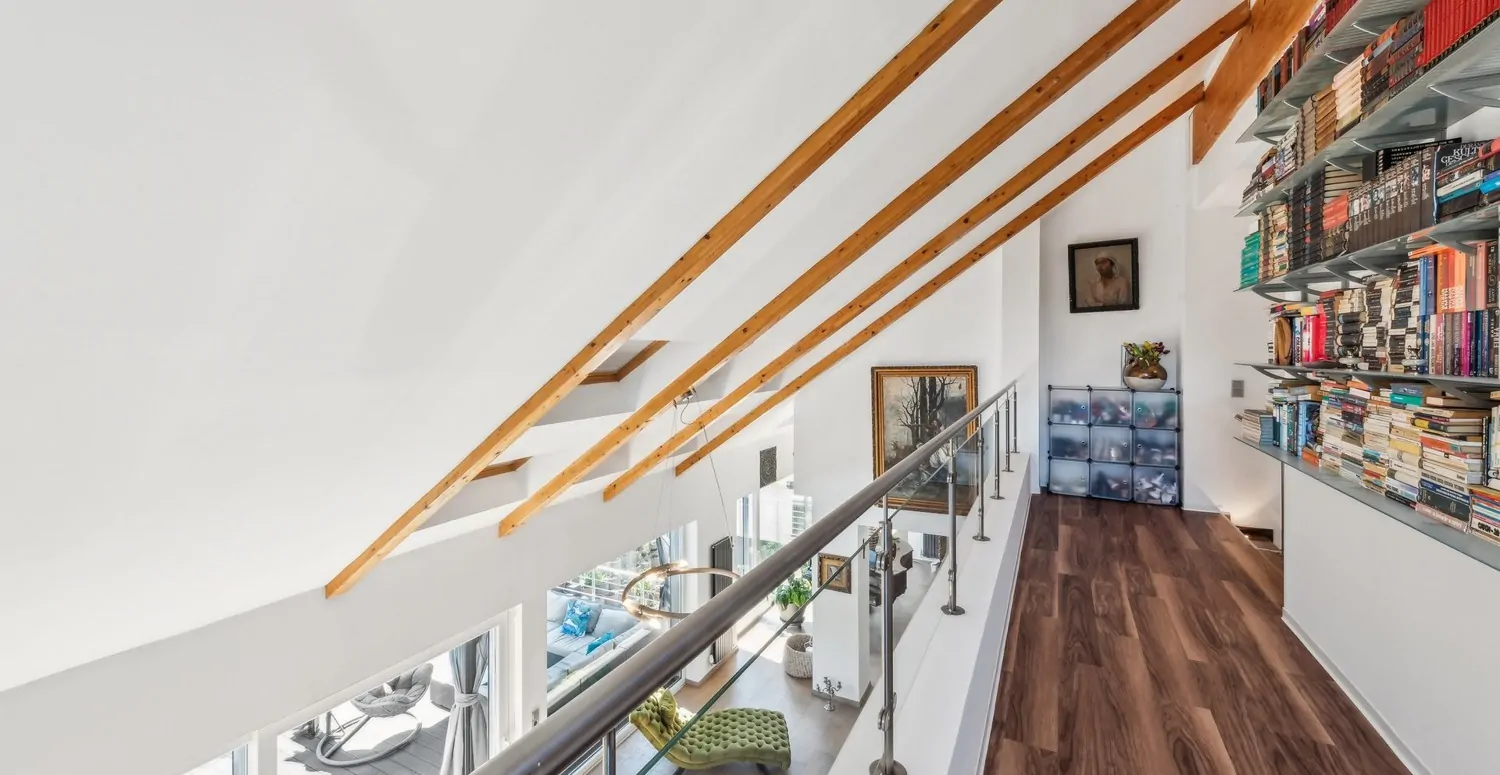 Blick von Galerie in Wohnbereich