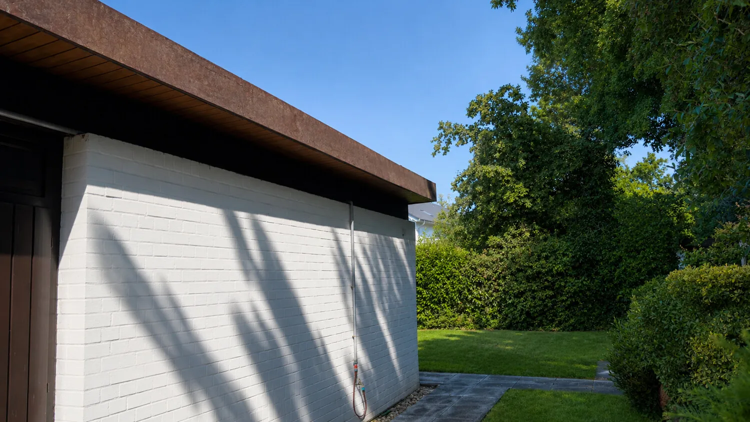 Architekturansicht seitlich Zugang garten hinter der Immobilie