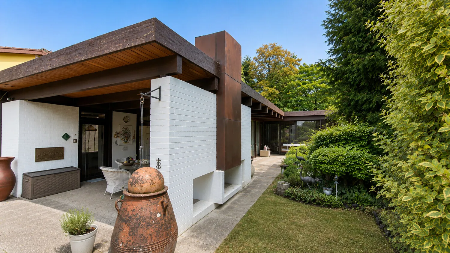 Die Architektur öffnet sich in alle Gartenbereiche.