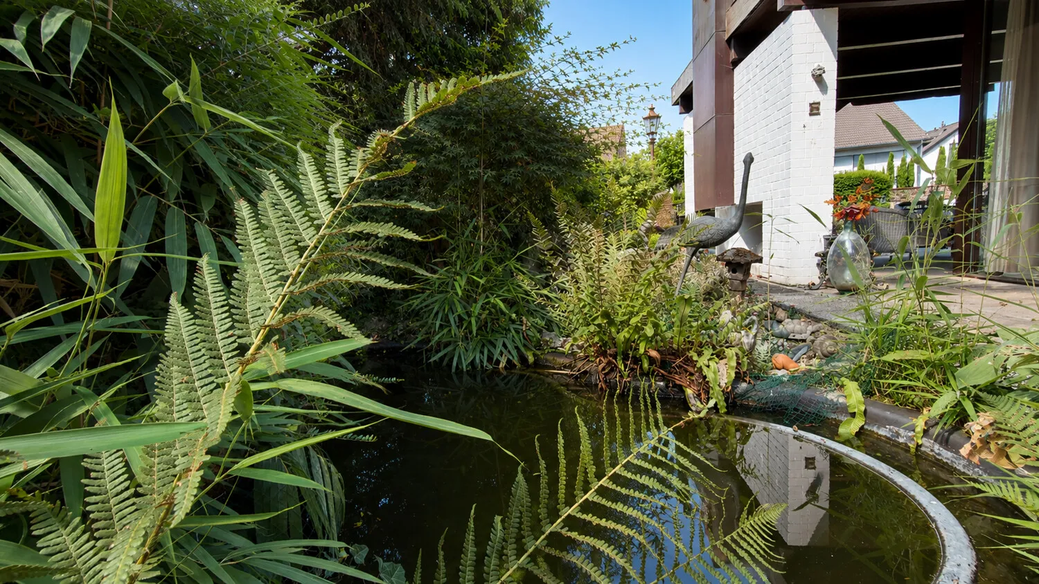 Liebevoll angelegter Gartenteich als besonderes Gestaltungselement.