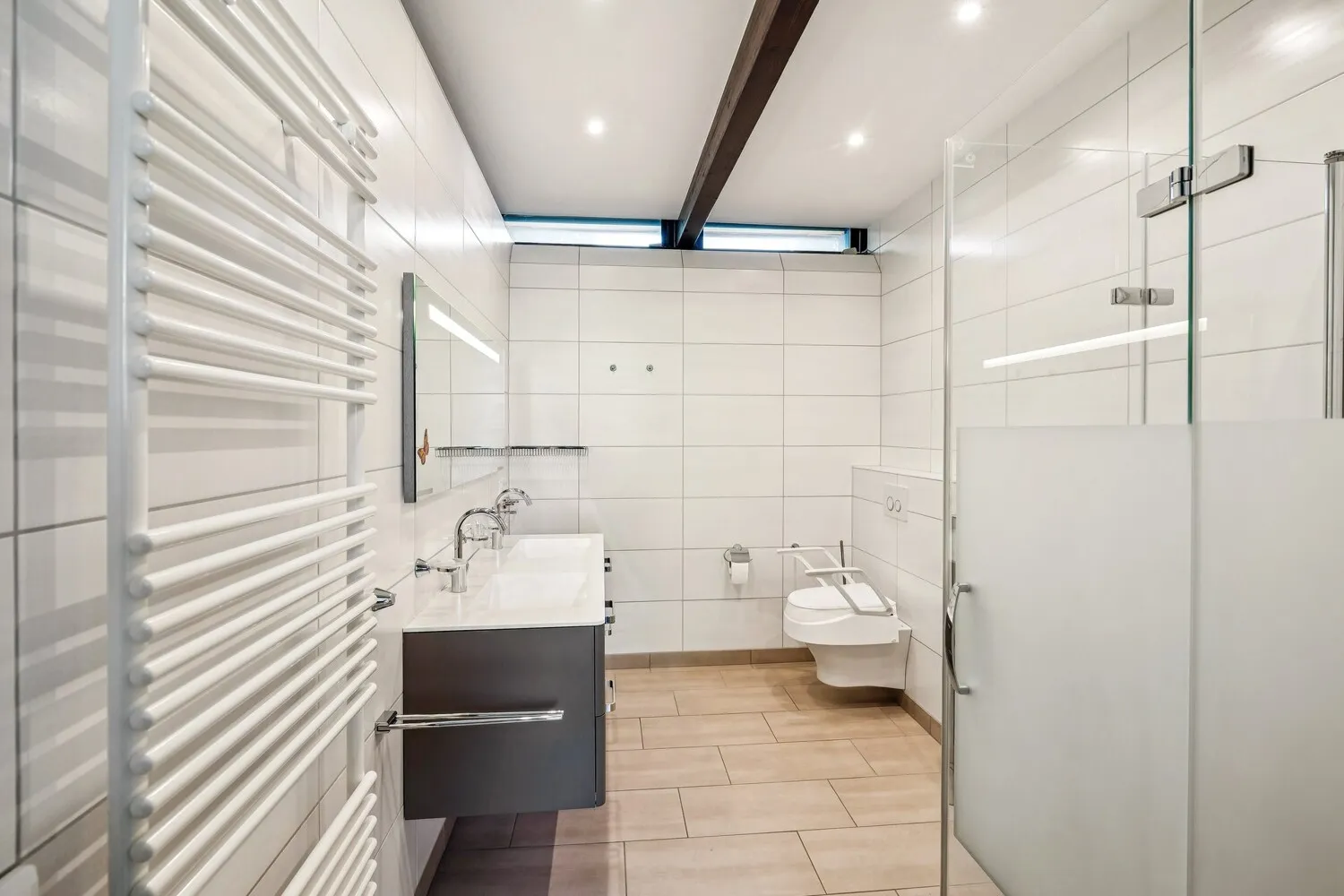 Modernisiertes Tageslichtbad mit bodengleicher Dusche.