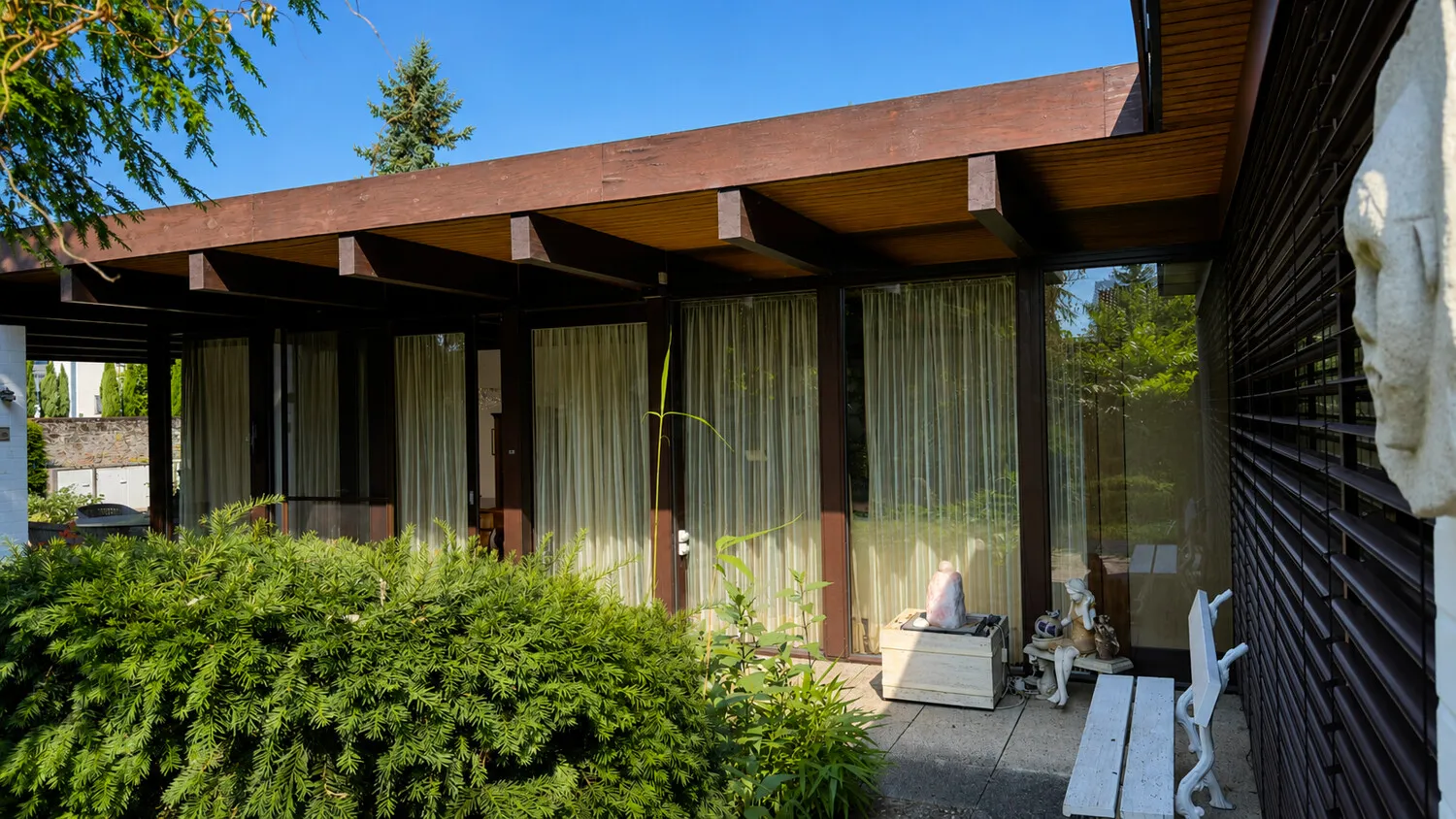 Großzügige Terrassenlandschaft mit charakteristischer Dachkonstruktion.