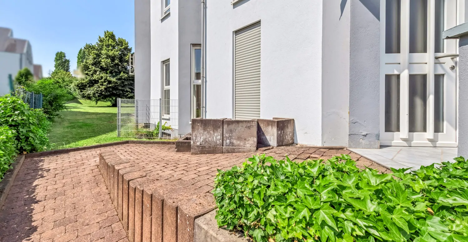 Barrierefreier Außenbereich Haus links