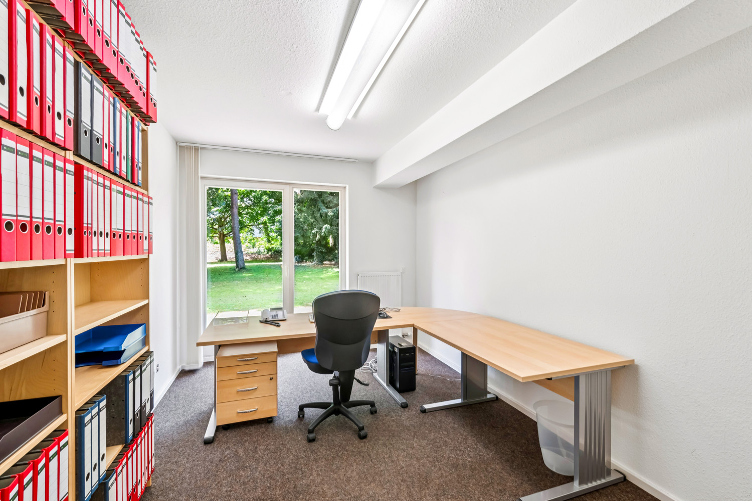 Büro-/Praxisraum mit Blick in den Garten