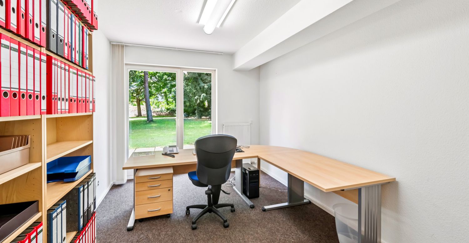 Büro-/Praxisraum mit Blick in den Garten
