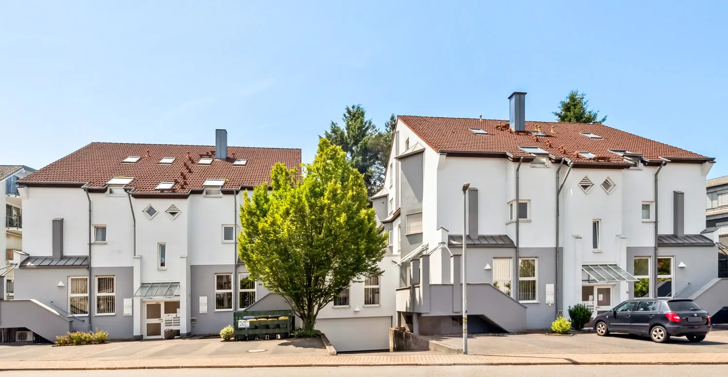 Straßenansicht Erdgeschossflächen mit Tiefgarageneinfahrt