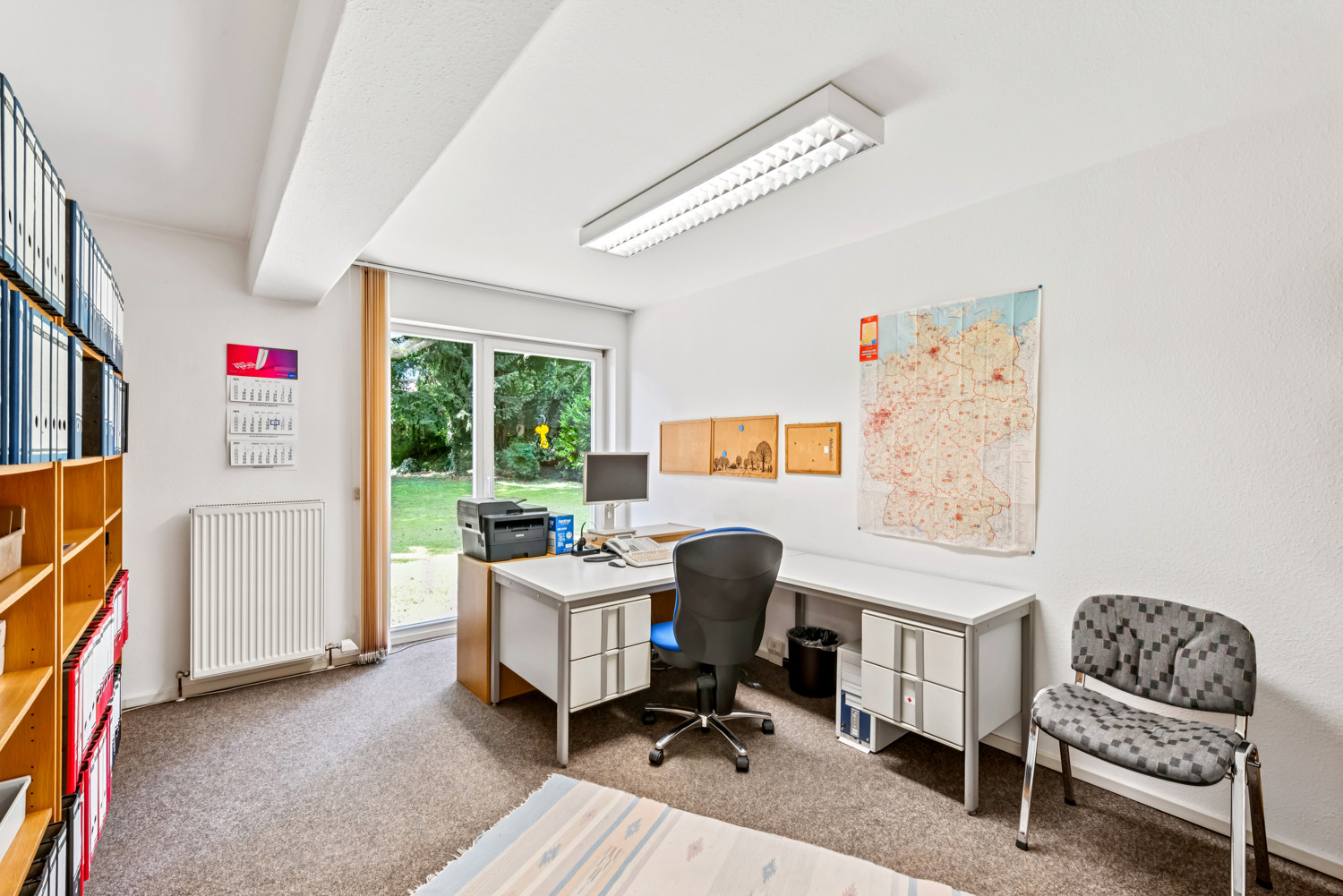 Büro-/Praxisraum mit Blick in den Garten