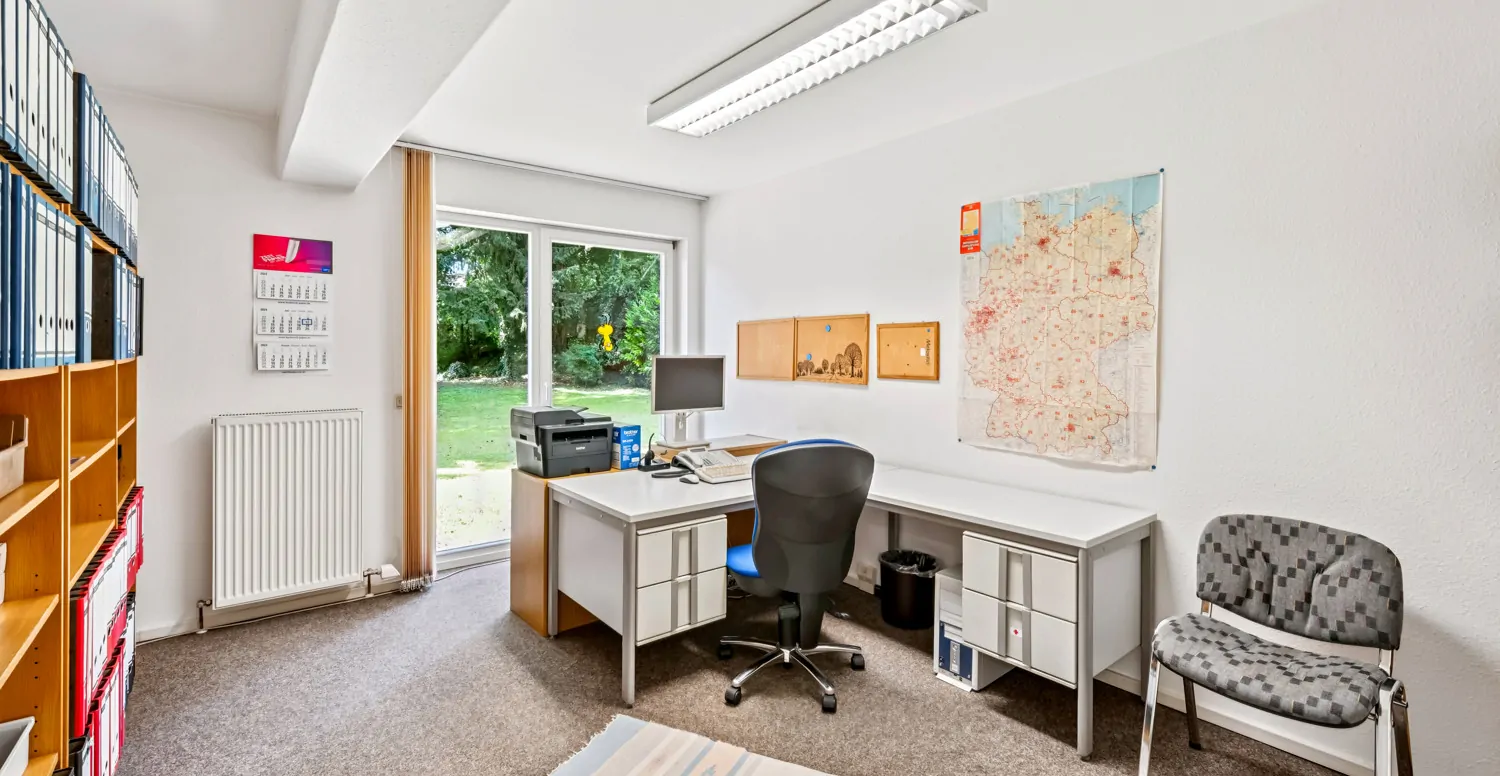 Büro-/Praxisraum mit Blick in den Garten
