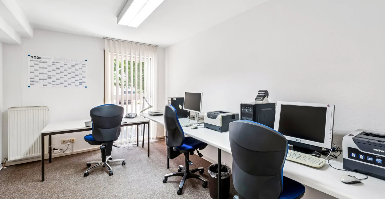 Büro-/Praxisraum Vorderseite rechts