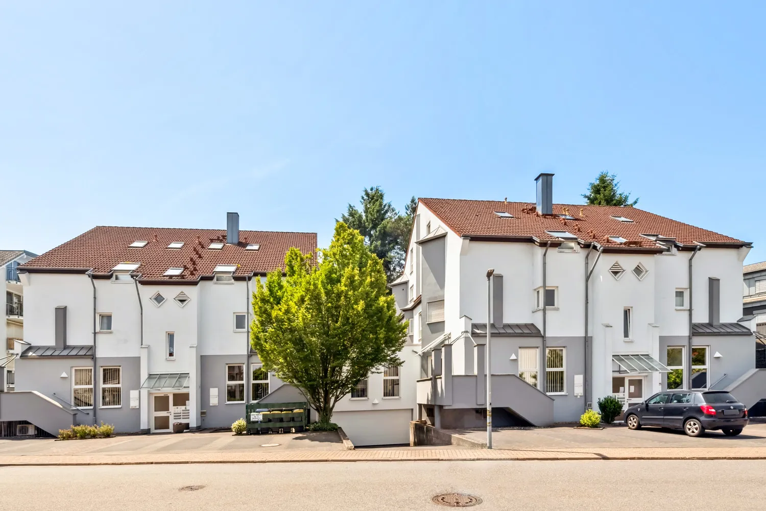 Tiefgarageneinfahrt mittig