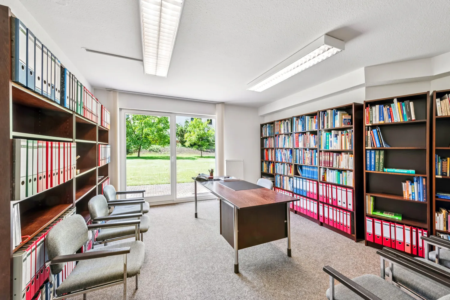 Zugang zum Garten Raum Einheit Haus links