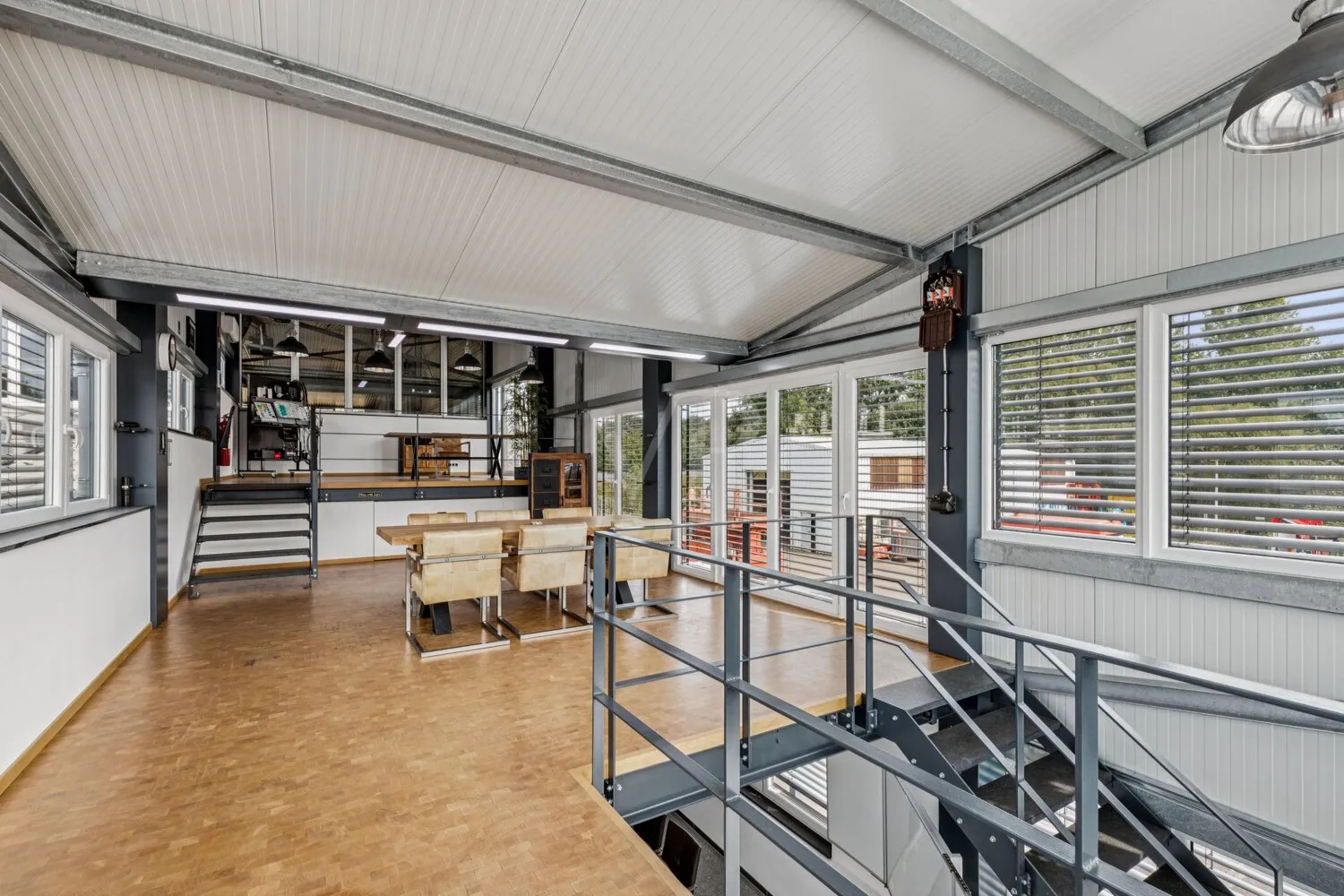 360-Grad Büro mit Besprechungsraum