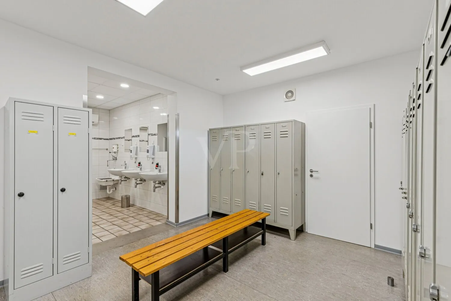 Mitarbeiterumkleide mit Waschraum und Duschbad