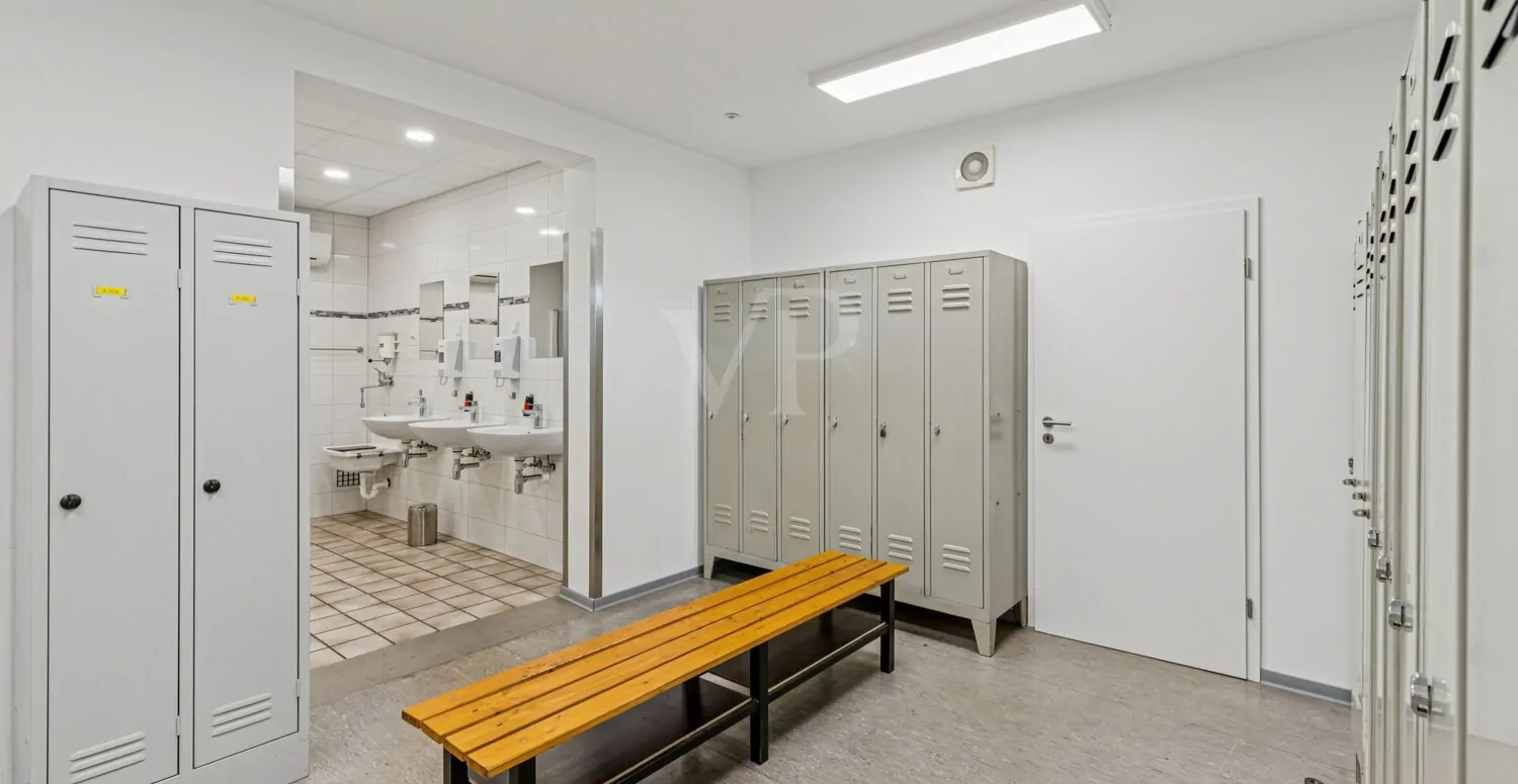 Mitarbeiterumkleide mit Waschraum und Duschbad