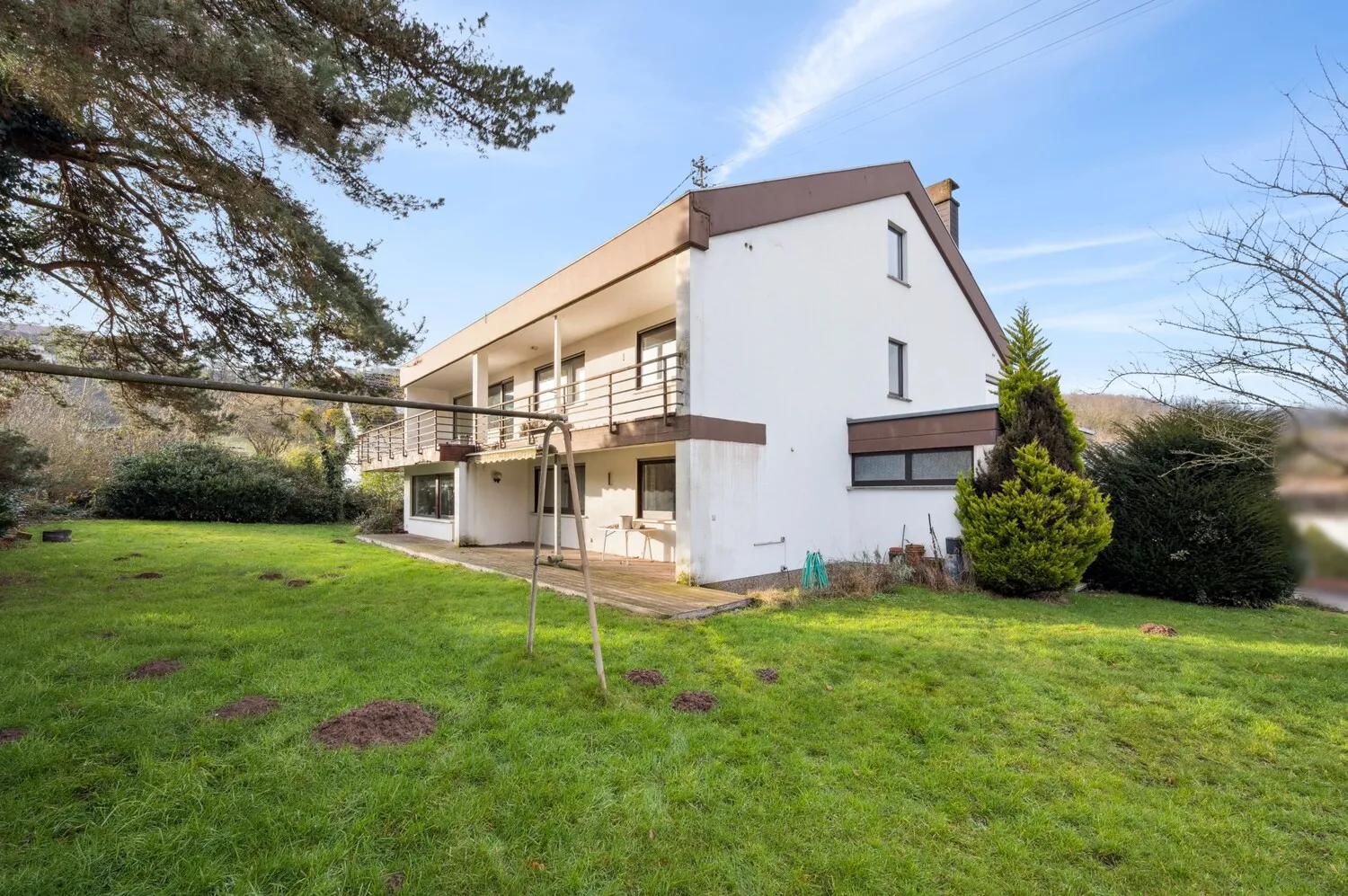 Gartenansicht mit Blick Terrasse und Außenzugang Keller