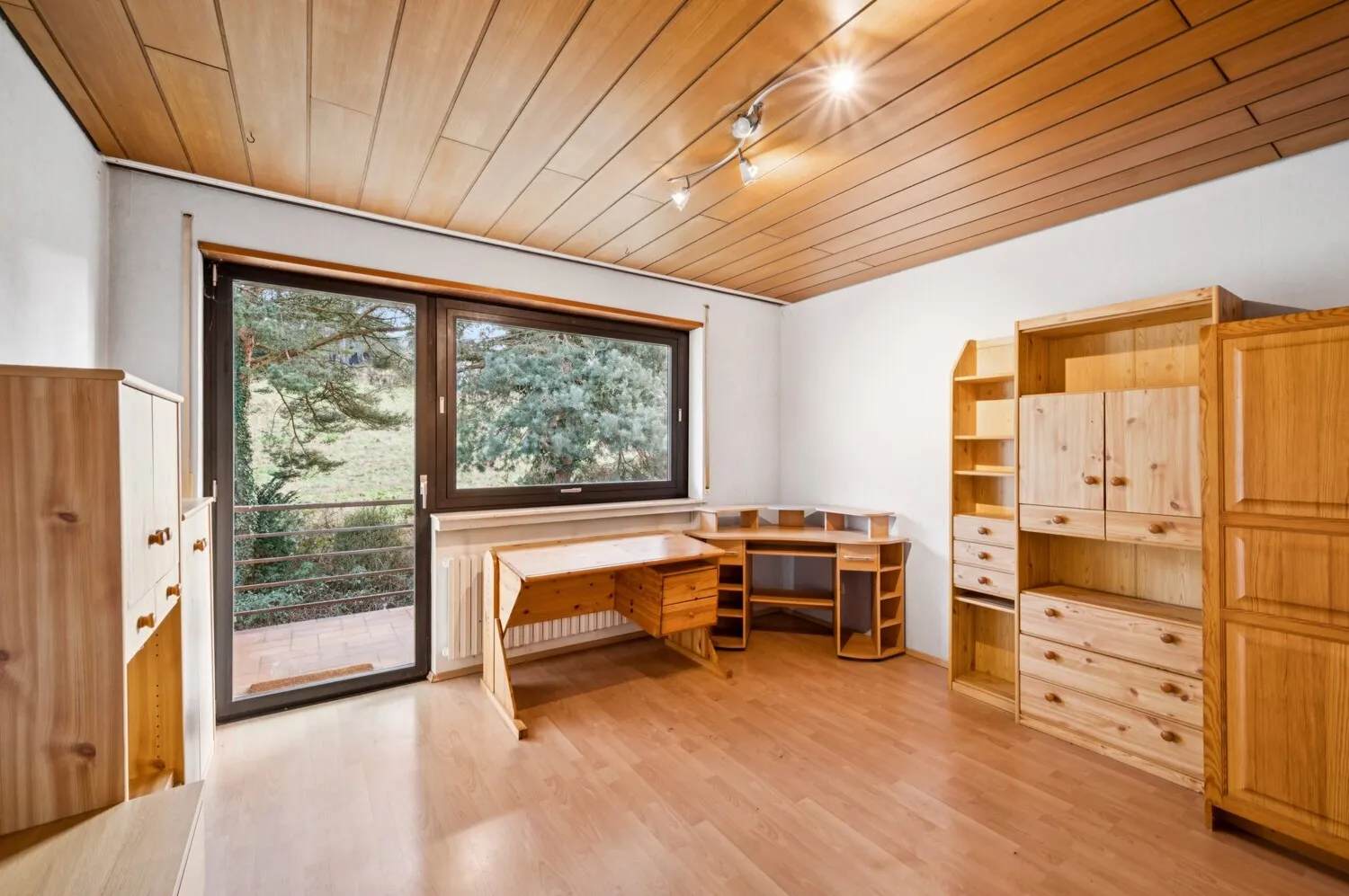 Raum Obergeschoss mit Balkon und Blick ins Grüne