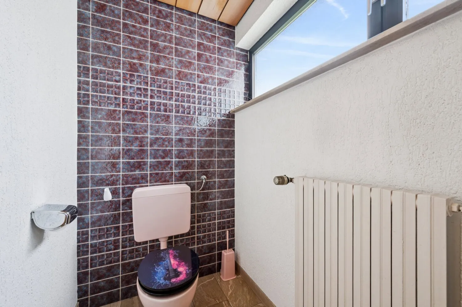 Gäste-WC im Erdgeschoss mit Tageslicht