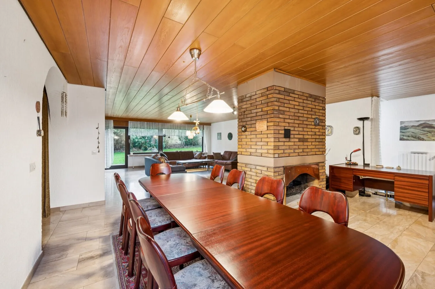 Offen gestaltenes Ess-/Wohnzimmer mit beidseitig geöffneten Kamin