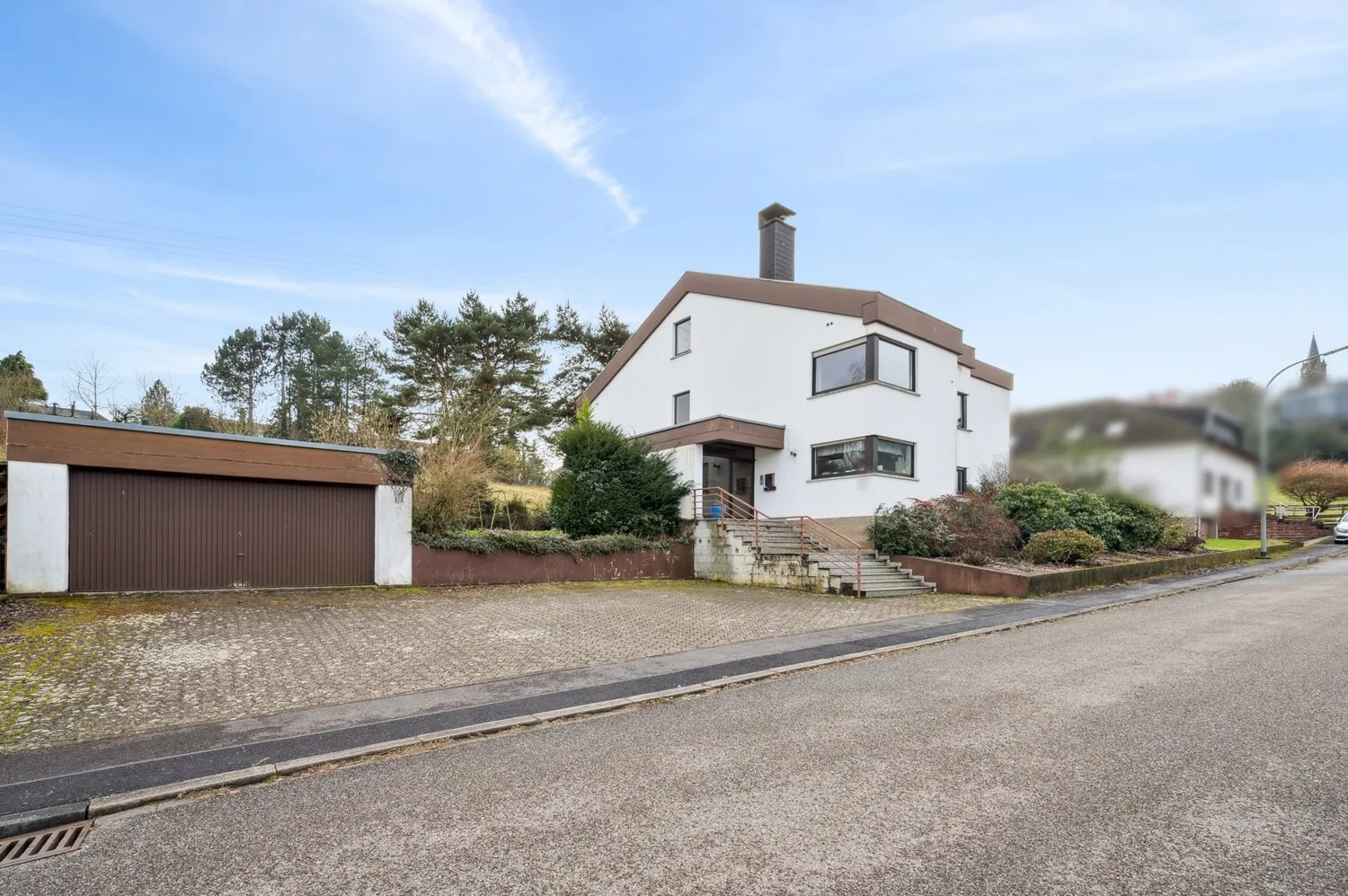 Freistehendes Mehrgenerationenhaus mit Garage und Außenstellplätzen