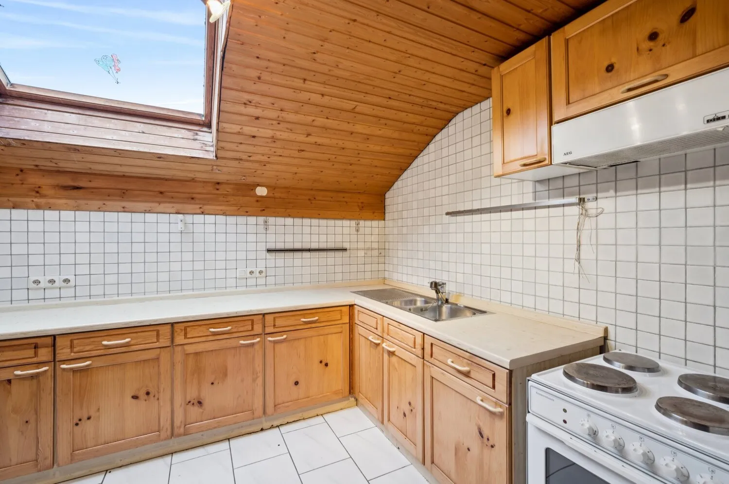 Vollwertige Einbau-Küche im Dachgeschoss