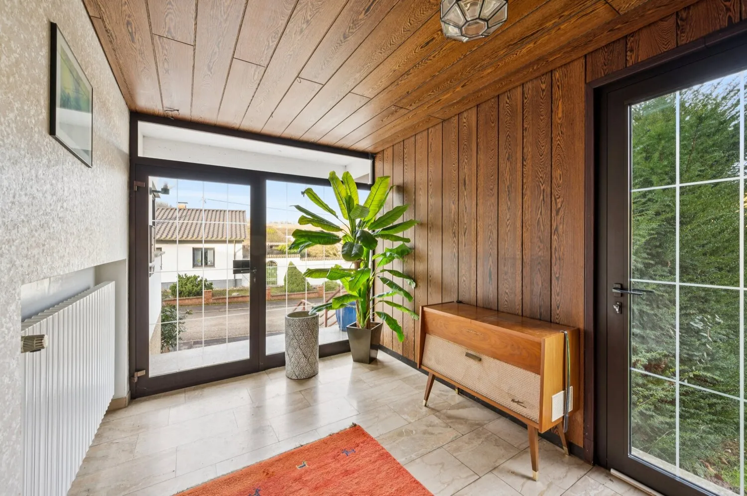 Lichtdurchfluteter Eingangsbereich mit direktem Zugang in den Garten