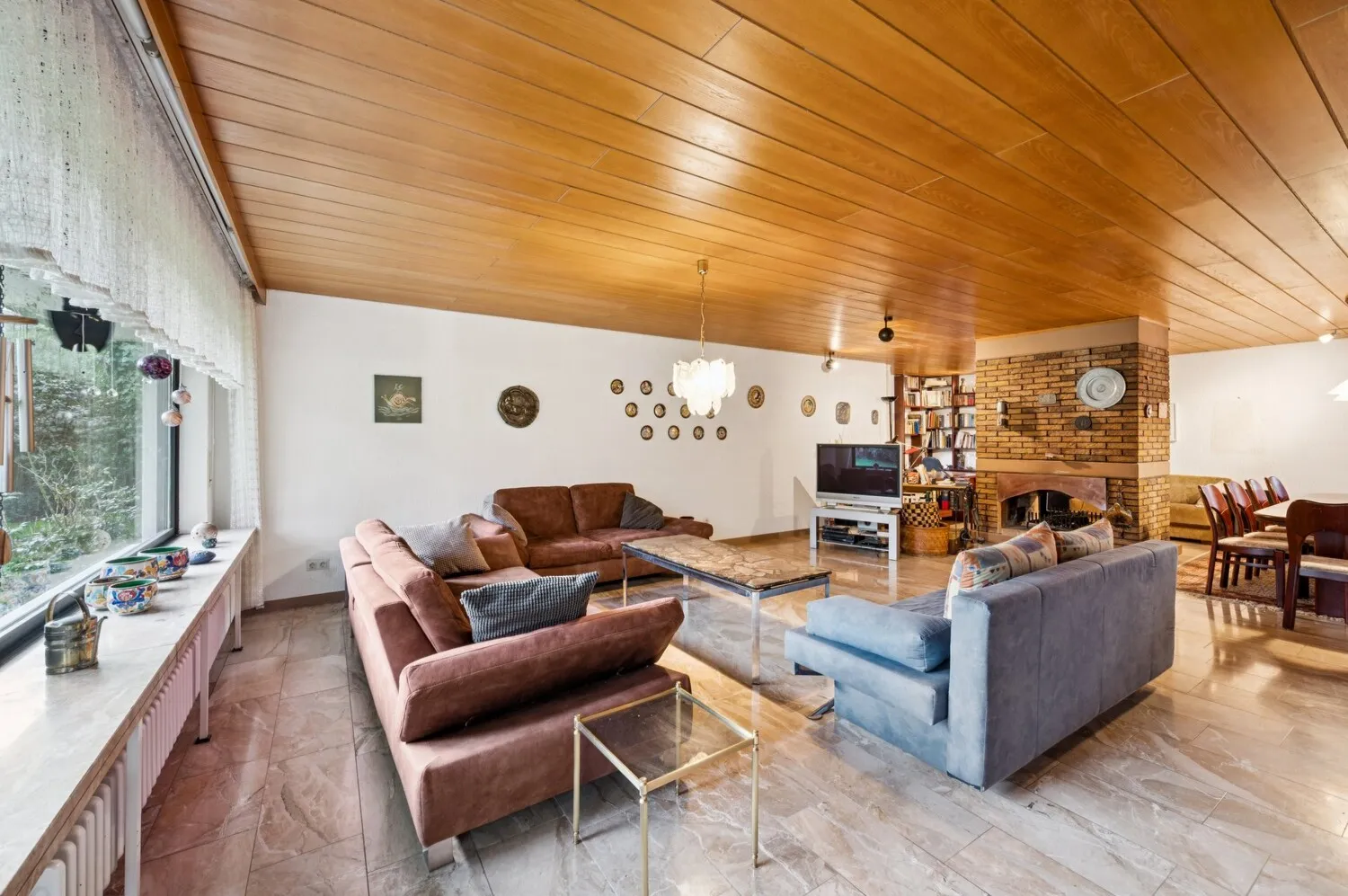 Offener Wohn- und Essbereich mit Kamin