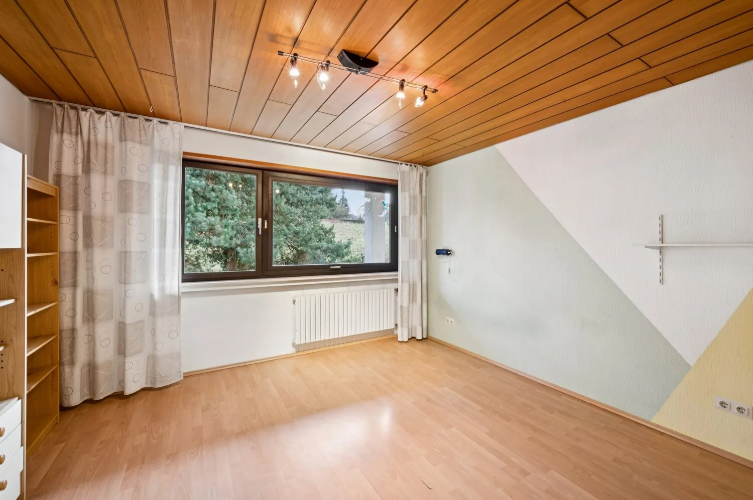 Vielseitig nutzbarer Raum mit Blick ins Grüne-Obergeschoss