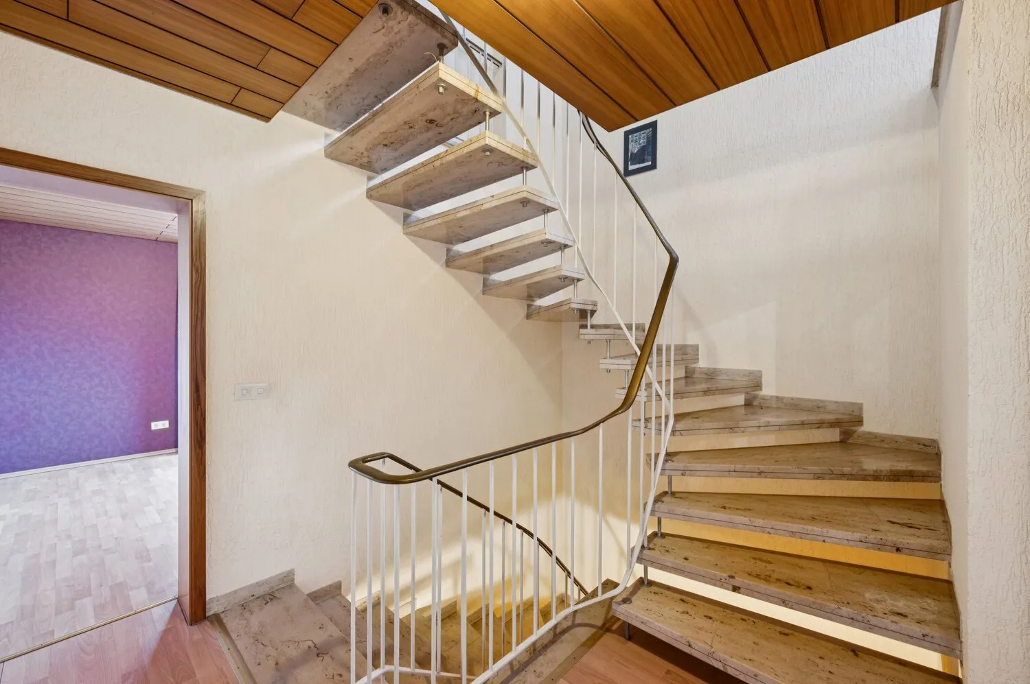 Zugang Dachgeschoss Treppenhaus mit  Marmortreppe