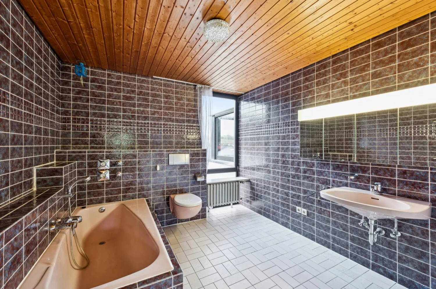 Großzügiges Badezimmer im Obergeschoss