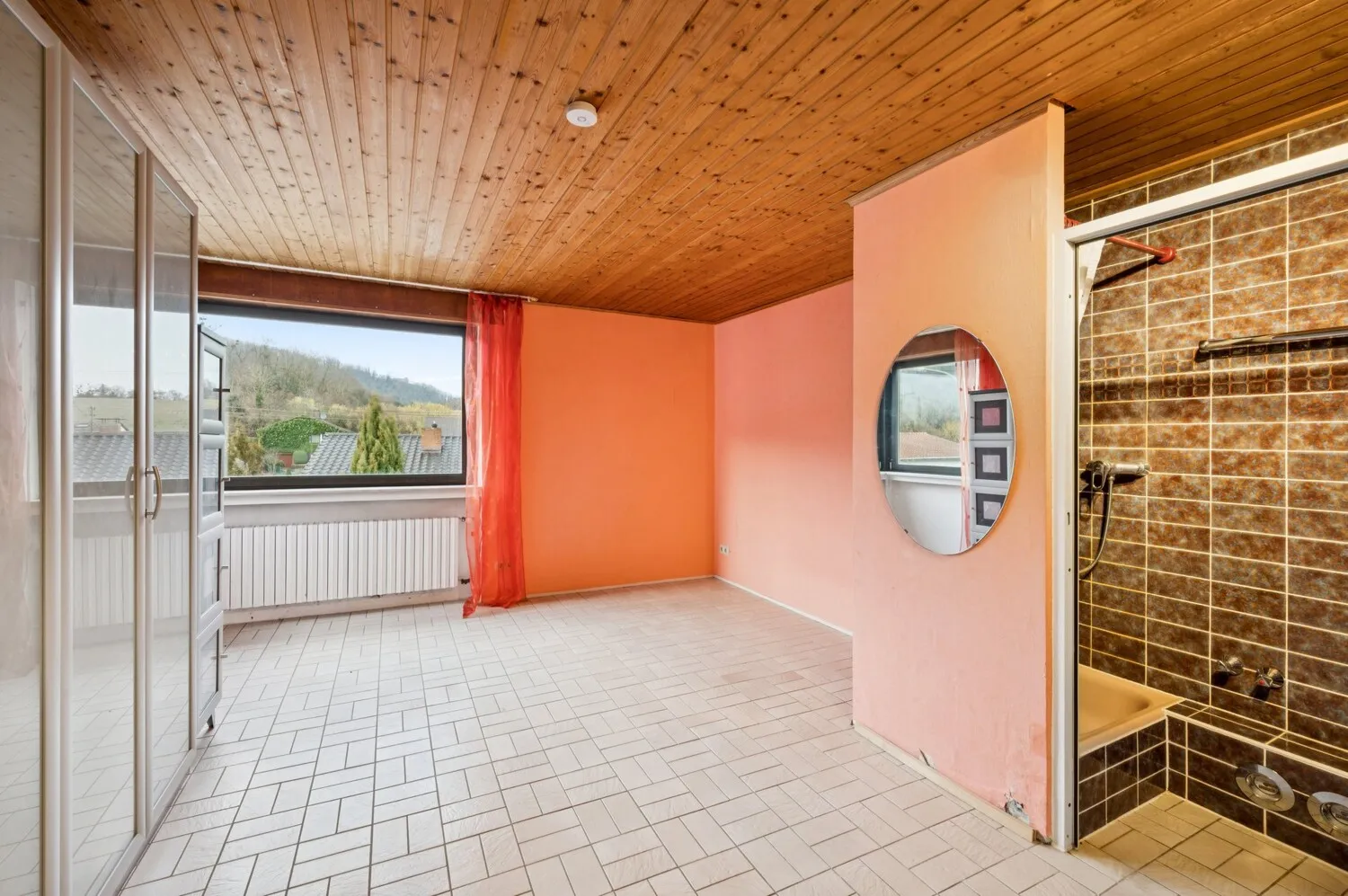 Vielseitig nutzbares Zimmer mit separater Dusche