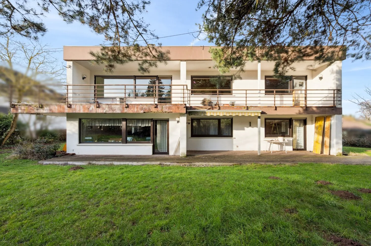 Freistehendes Mehrgenerationenhaus mit großem Garten und Balkon in ruhiger Lage