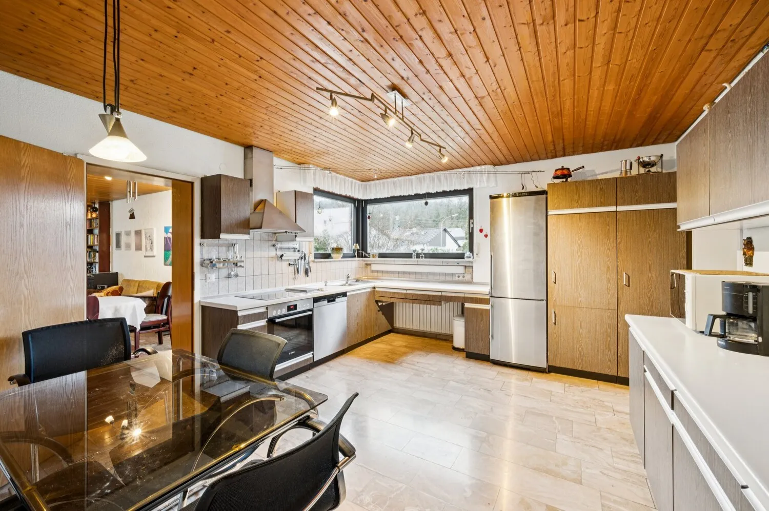 Helle Küche mit Eckfenster und angrenzenden HWR