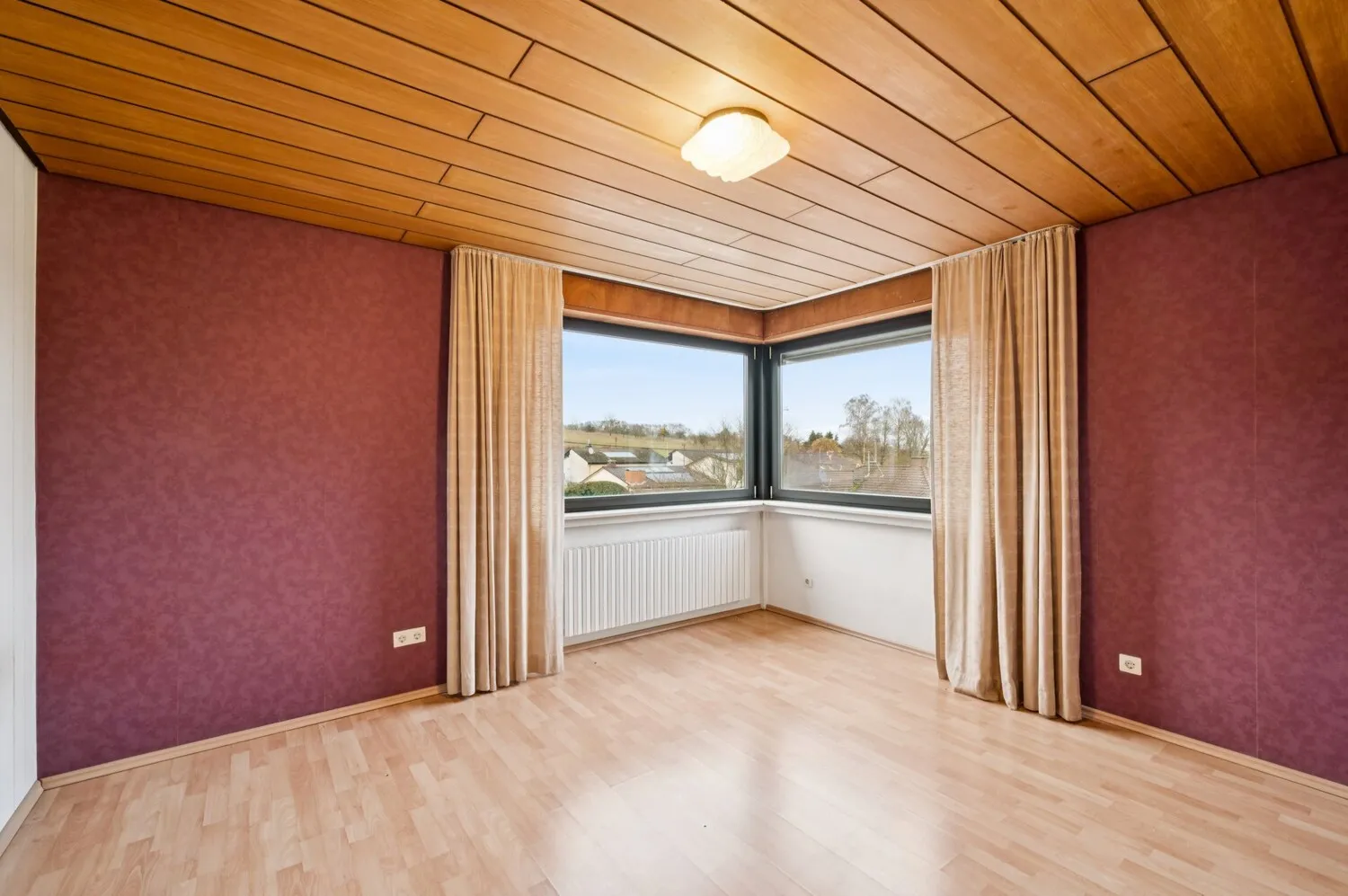 Helles Zimmer mit Eckfenster mit Fernblick