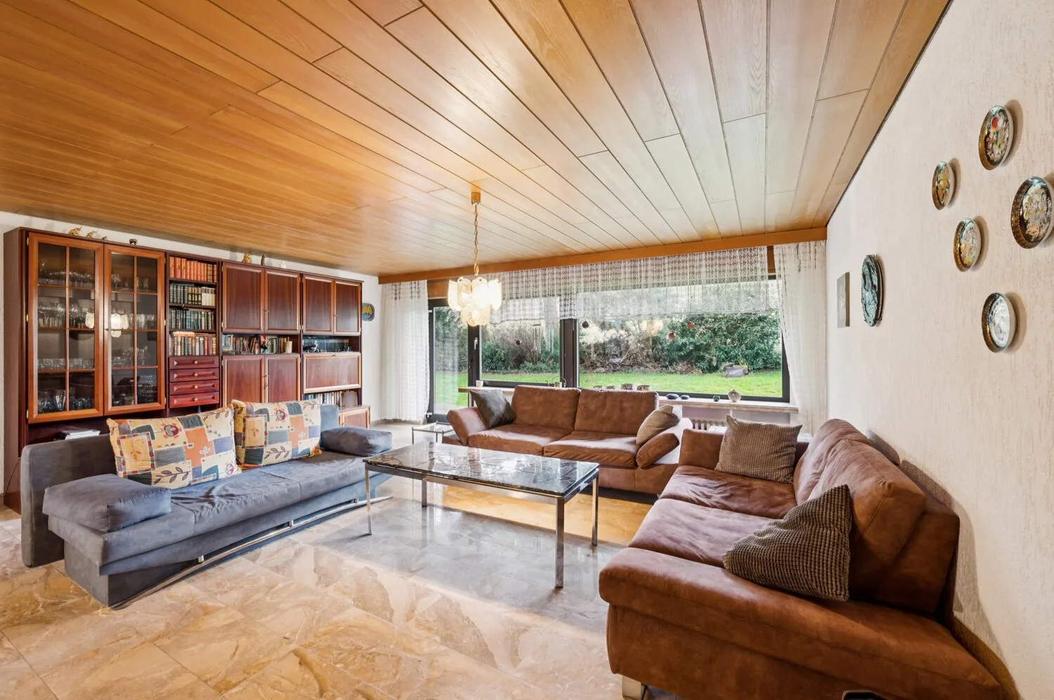 Gemütliches großes Wohnzimmer mit Zugang Terrasse und Garten