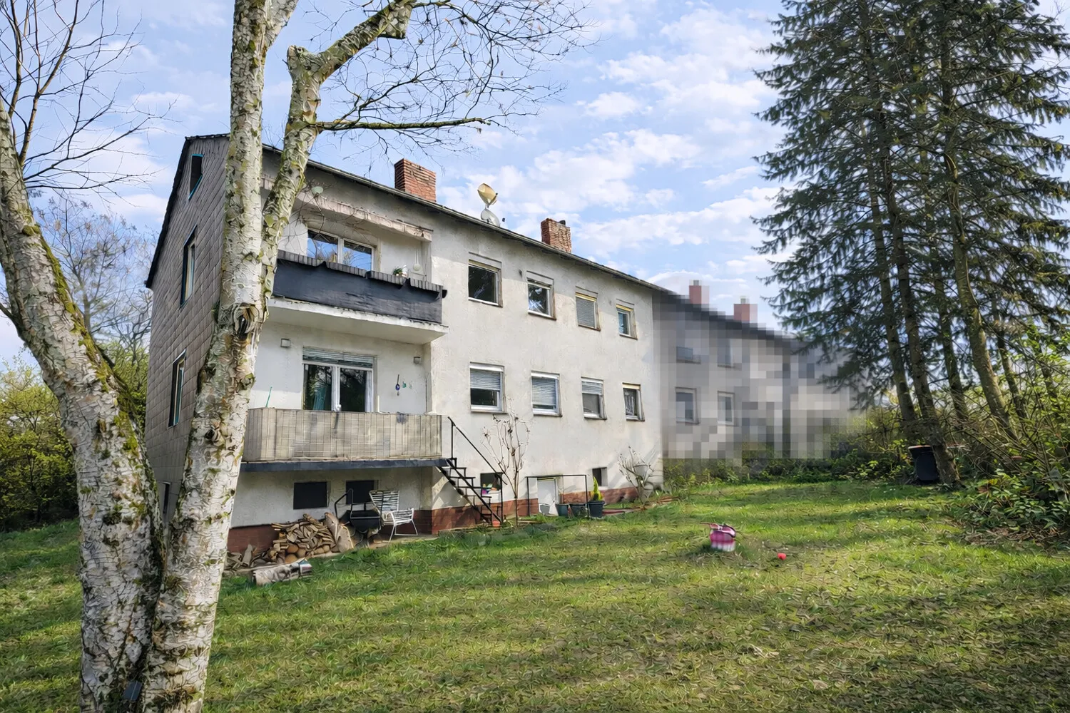 Rückseite des Hauses mit Außenbalkon