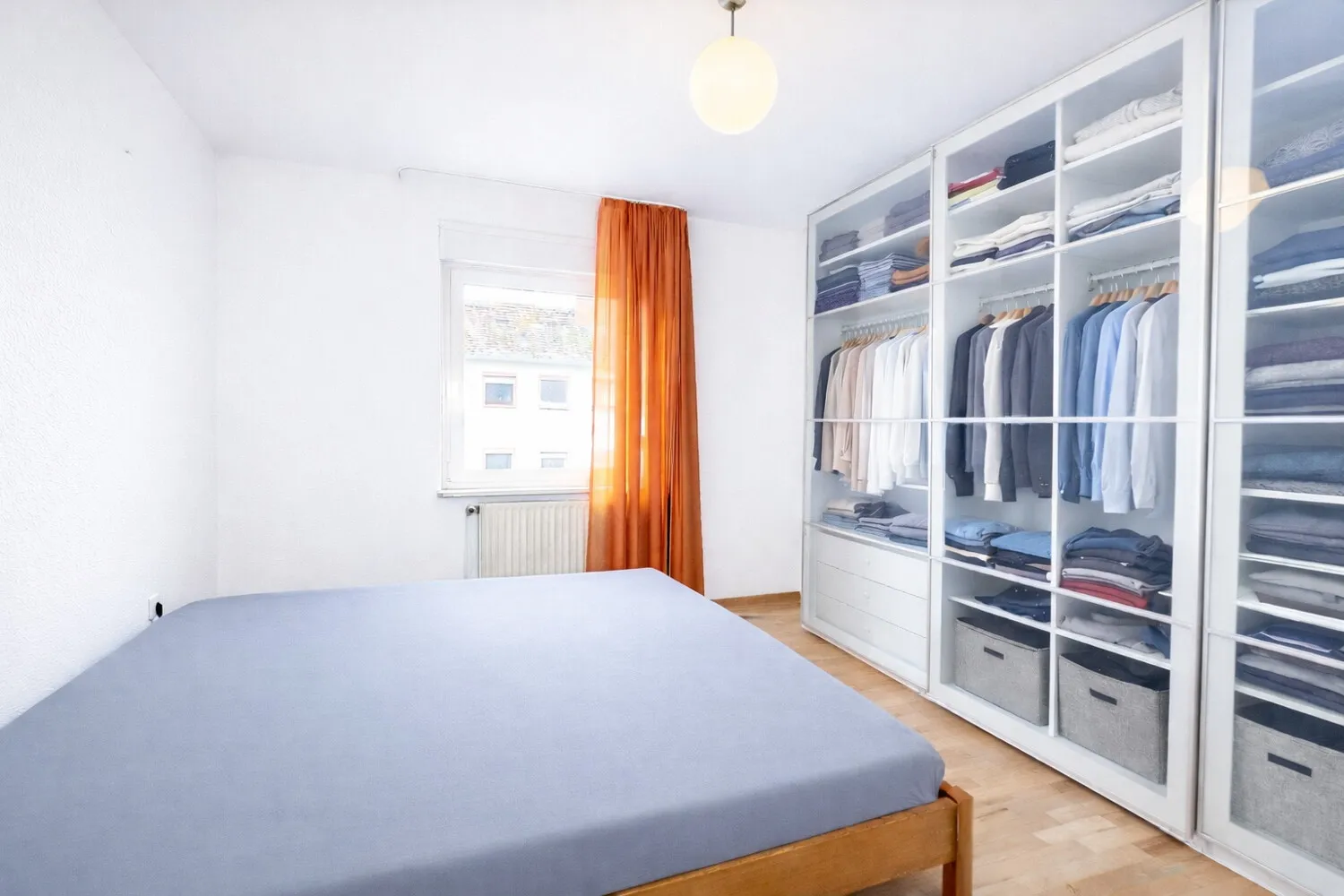 Lichtdurchflutetes Schlafzimmer