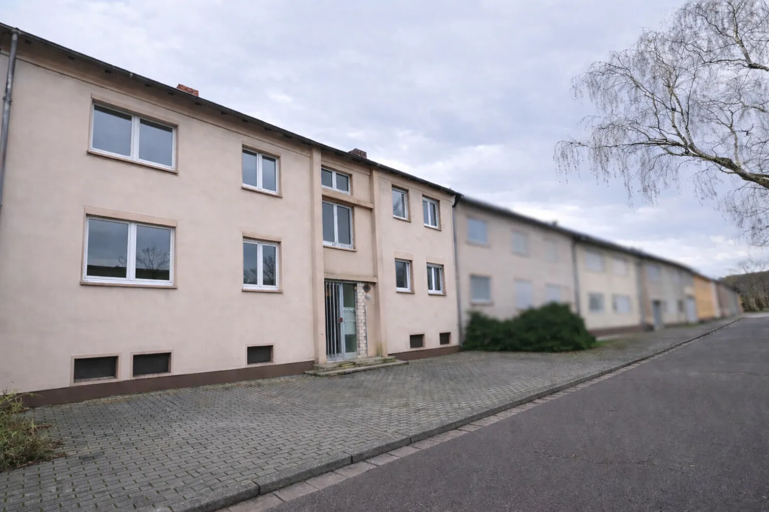 Außenansicht der Wohnanlage mit Stellplatz