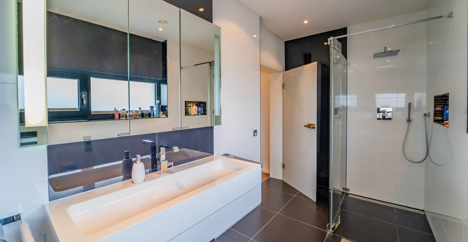 Helles Bad mit Wanne und Dusche