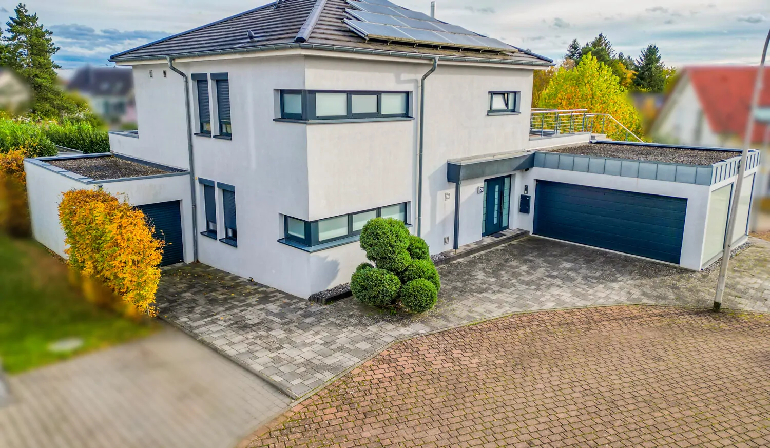 Hausfront mit integrierter Garage